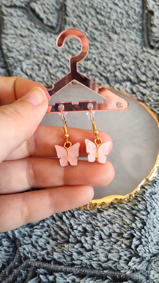 Pendientes de mariposa rosa claro