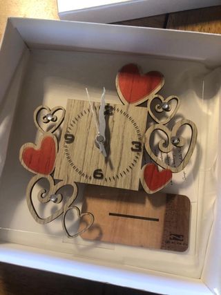 Orologio da tavola con cuori rossi