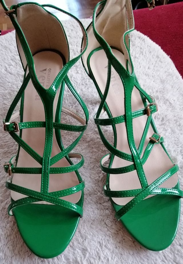 Sandalia nueva. Talla 40 -41. Tacon 6 cm