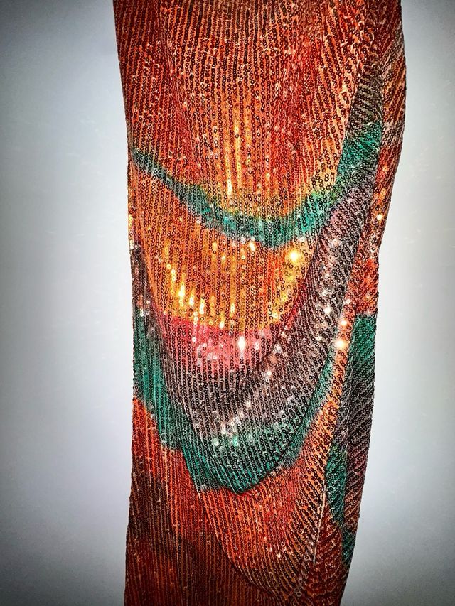 Vestido multicolor de lentejuelas.