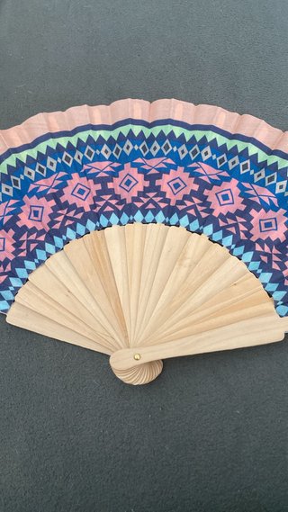 Abanicos de madera y tela