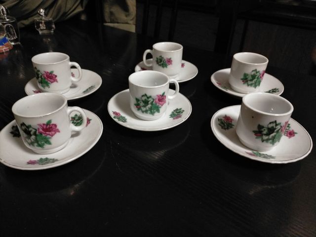 6 tacitas con 6 platos de café