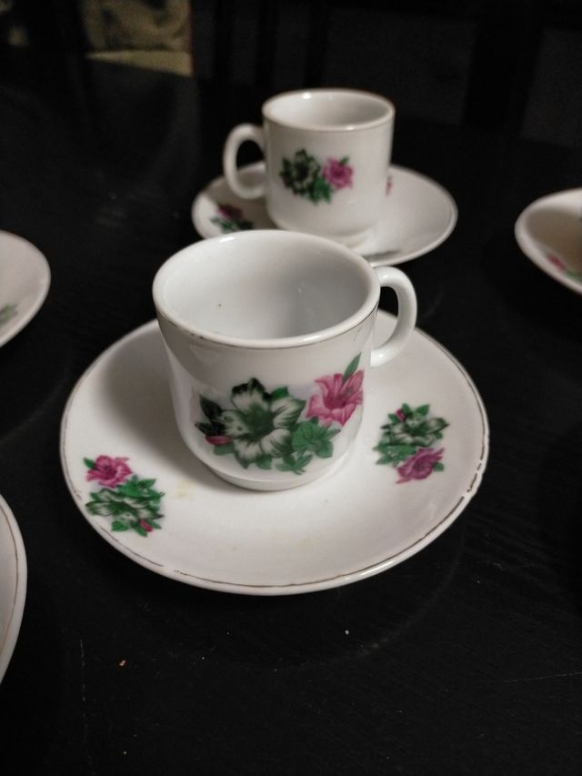 6 tacitas con 6 platos de café