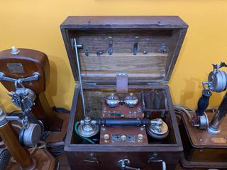 Teléfono antiguo militar ericsson