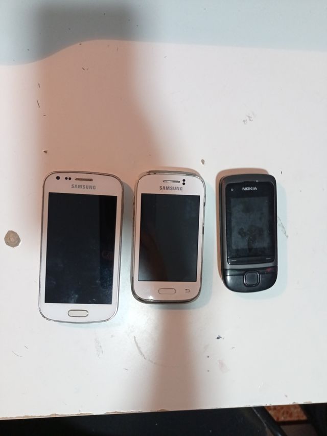 Móviles antiguos Samsung y Nokia
