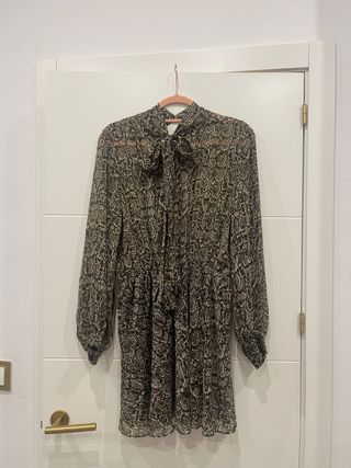 vestido de gasa serpiente de Zara