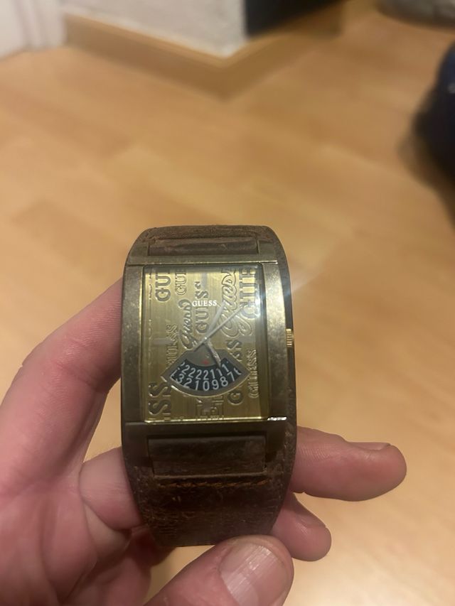 Roloj Guess correa cuero dorado