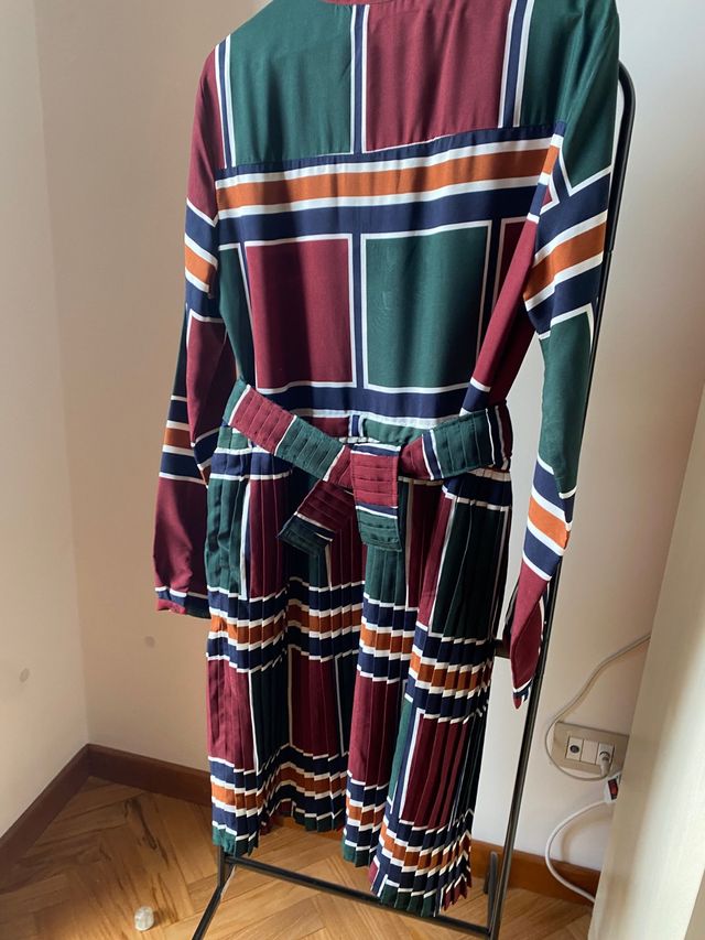 vestito plissettato. nuovo senza cartellino