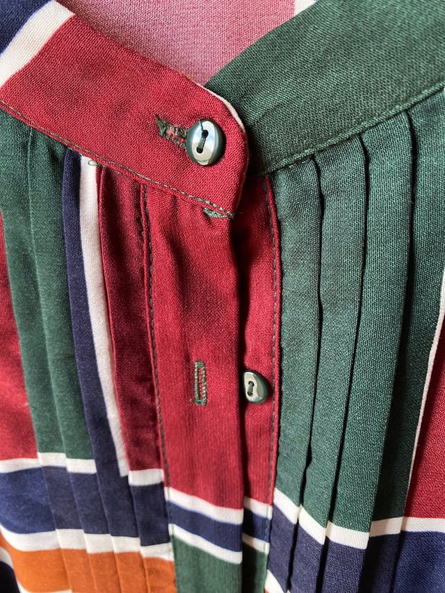 vestito plissettato. nuovo senza cartellino