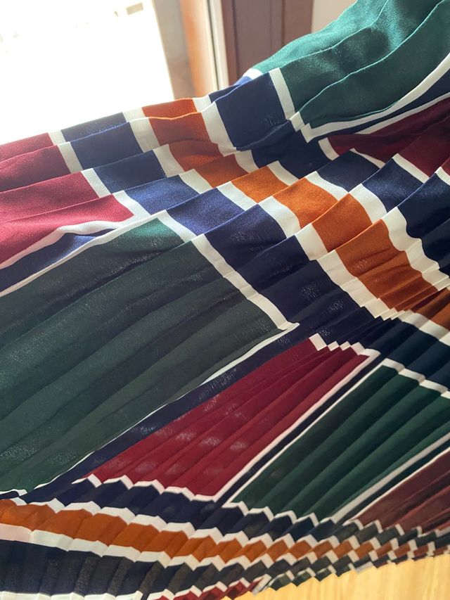 vestito plissettato. nuovo senza cartellino