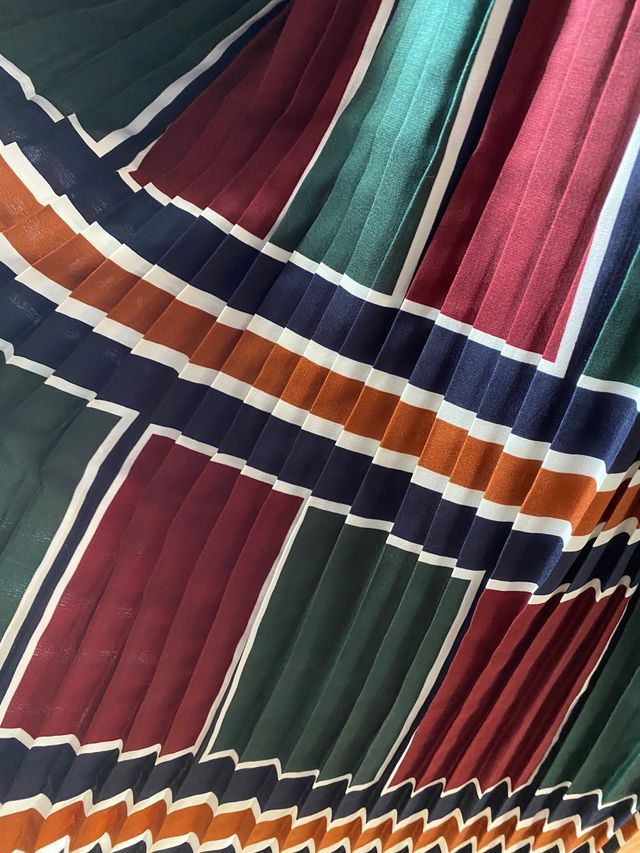 vestito plissettato. nuovo senza cartellino