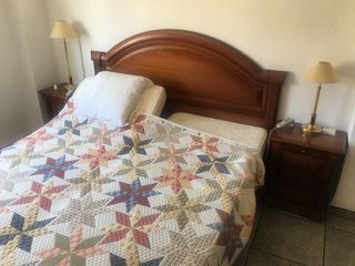 Dormitorio con cama articulada