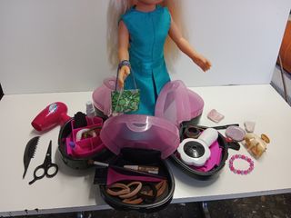 Tocador y muñeca nancy + complementos 25
