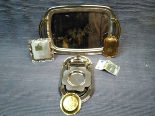 Bandeja de plata y metal