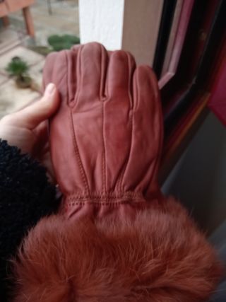 guante de piel marrones