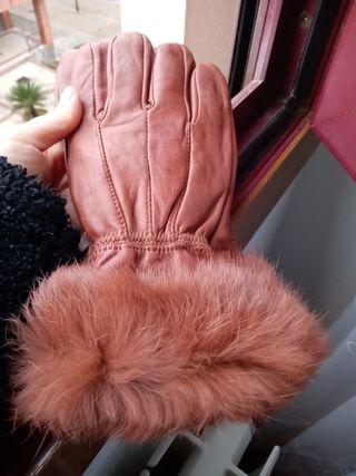 guante de piel marrones