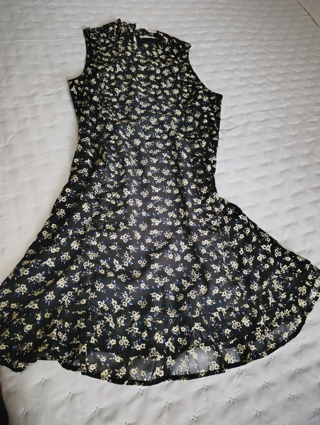 Vestido floreado con volantes de Mango