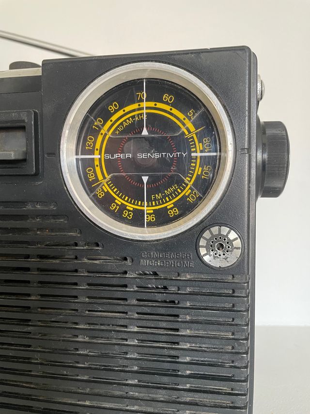 antigua radio Sanyo , M2402F