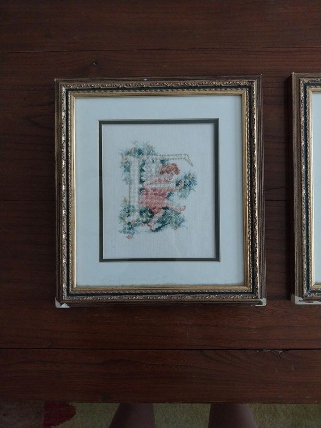 Cuadros "V""F" con ángel bordados a mano