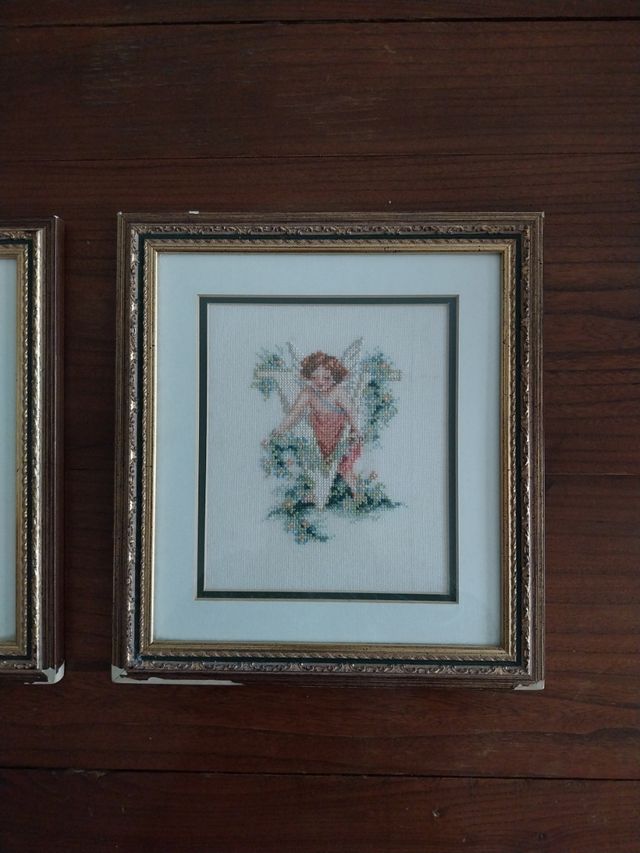 Cuadros "V""F" con ángel bordados a mano