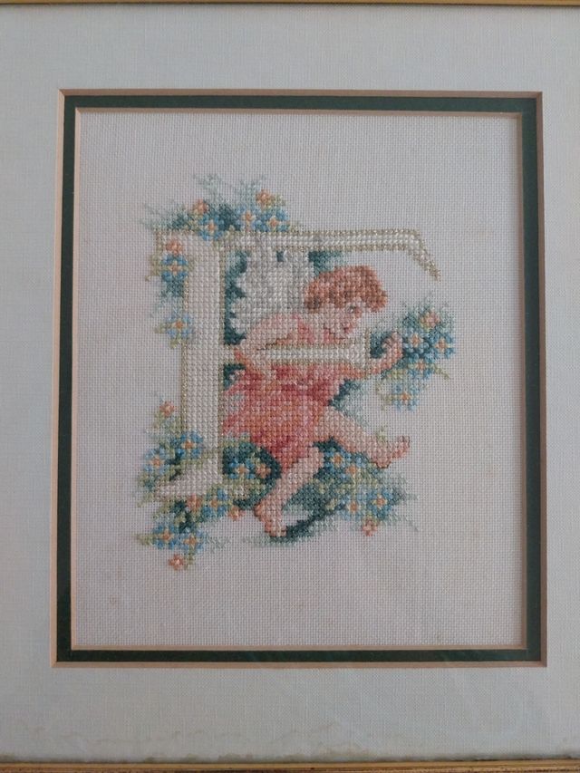 Cuadros "V""F" con ángel bordados a mano