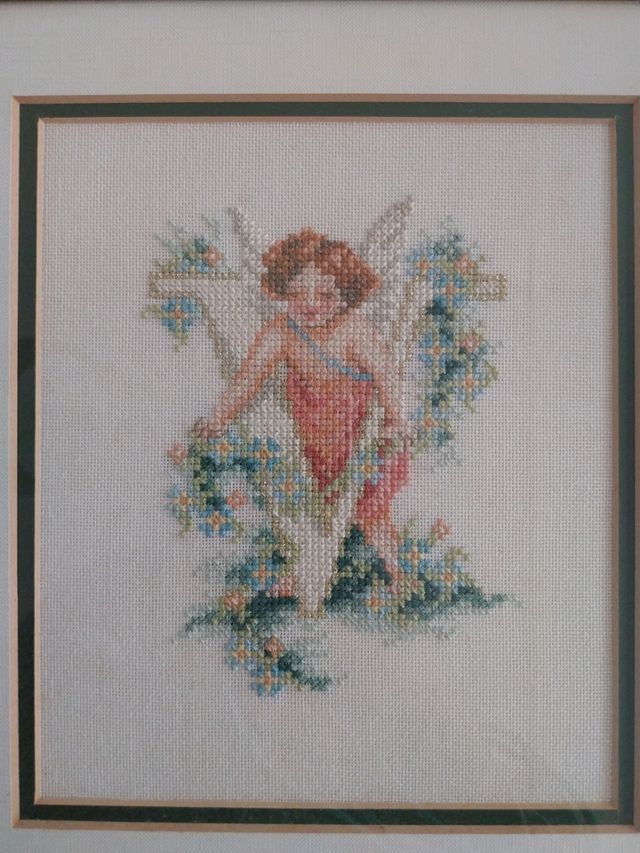 Cuadros "V""F" con ángel bordados a mano