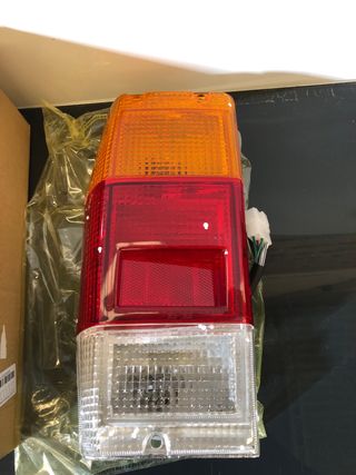 215-1923L-A Piloto trasero para NISSAN VANETTE