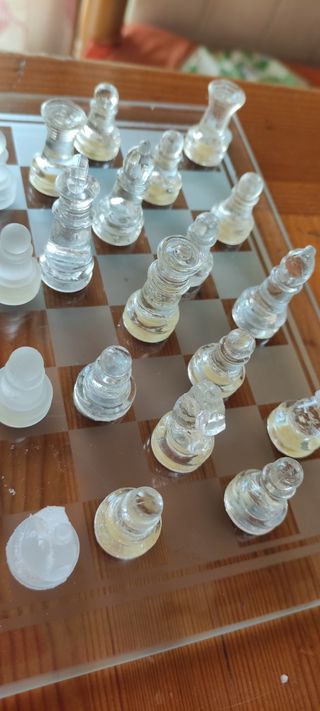 Bellissima dama in vetro con pedine