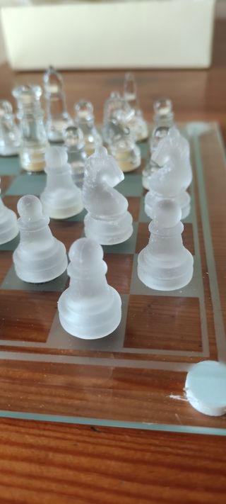 Bellissima dama in vetro con pedine