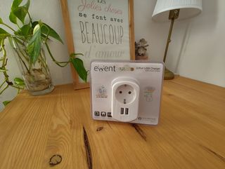 Enchufe con 2 puertos USB