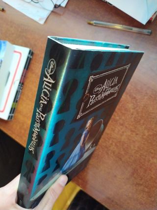 Novela pelicula Alicia (Tim Burton)