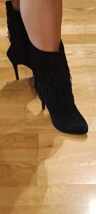 Botines de piel con flecos