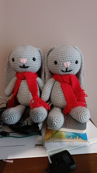 Coniglio grigio uncinetto amigurumi