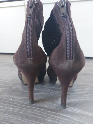 Botines marrones ante calados