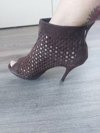 Botines marrones ante calados