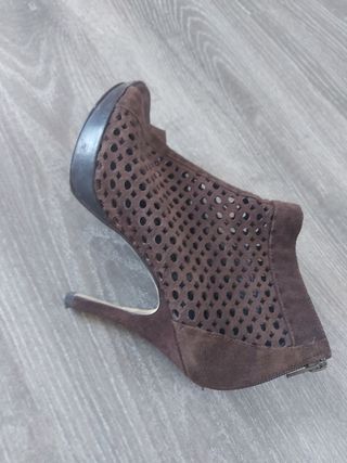 Botines marrones ante calados