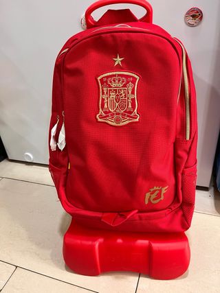 michila con carrito de seleccion espańola