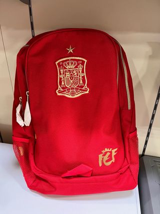 michila con carrito de seleccion espańola