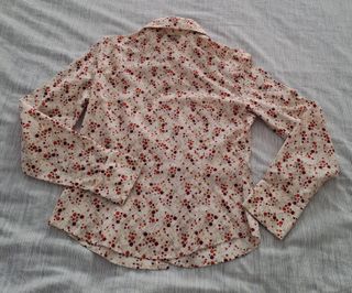 Camisa blanca con círculos rojos