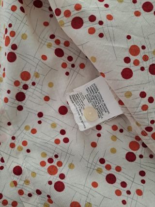 Camisa blanca con círculos rojos