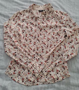 Camisa blanca con círculos rojos