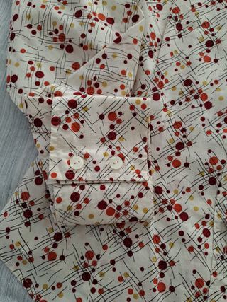 Camisa blanca con círculos rojos