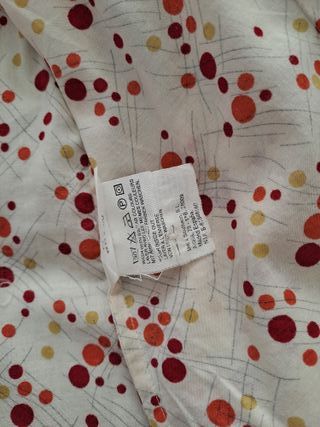 Camisa blanca con círculos rojos