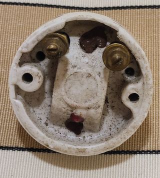 Interruptor antiguo de cerámica y metal