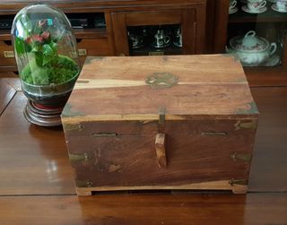 Joyero o costurero de palisandro.