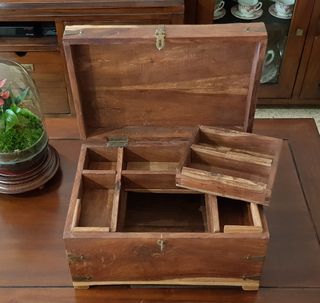 Joyero o costurero de palisandro.