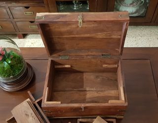 Joyero o costurero de palisandro.
