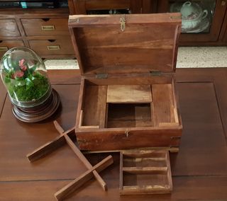 Joyero o costurero de palisandro.