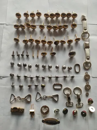 Patas metálicas y accesorios para bolsos,maletas .
