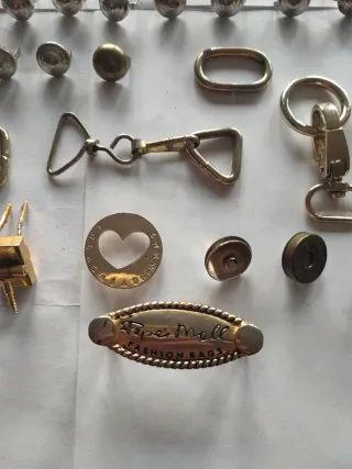 Patas metálicas y accesorios para bolsos,maletas .